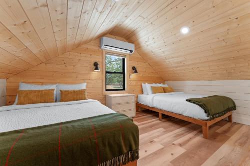 Postel nebo postele na pokoji v ubytování NEW - Modern Cabin in Glamping Resort Sleeps to 6