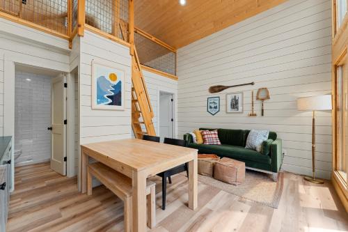 Posezení v ubytování NEW - Modern Cabin in Glamping Resort Sleeps to 6