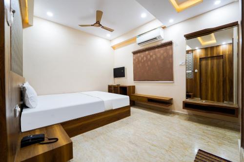 Una cama o camas en una habitación de Hotel O GM
