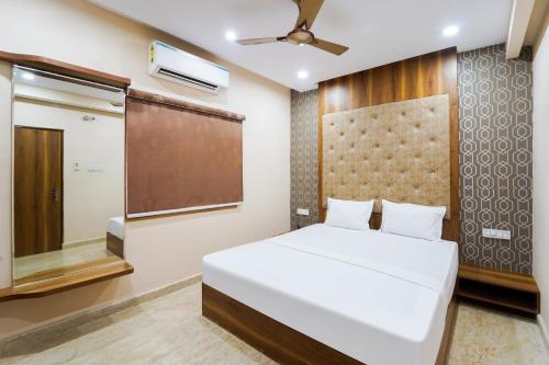 Una cama o camas en una habitación de Hotel O GM