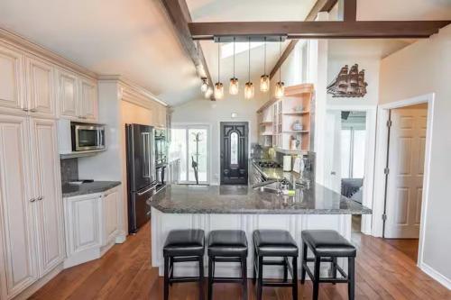 Η κουζίνα ή μικρή κουζίνα στο Sunset Cove - Tobermory Waterfront Dream Tico