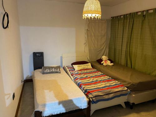 サン・ペドロにあるCiudad Abierta San Pedro Bs Asのテディベアのベッドがある寝室