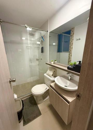 a bathroom with a toilet and a sink and a shower at Apartamento súper dotado con aire acondicionado in Valledupar