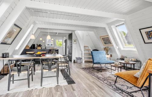 une salle à manger et un salon avec une table et des chaises dans l'établissement Stunning Home In Farsø With Wifi, à Års