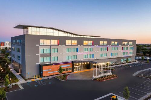 an overhead view of a building with a parking lot at Aloft Sacramento Airport Natomas in Sacramento