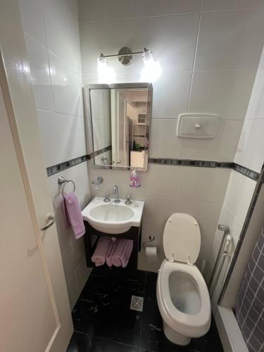 Un baño pequeño con inodoro y lavabo. en Vero MdP, en Mar del Plata