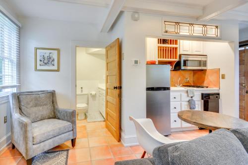 Una cocina o cocineta en Walk to Main St Historic High Point Carriage Home