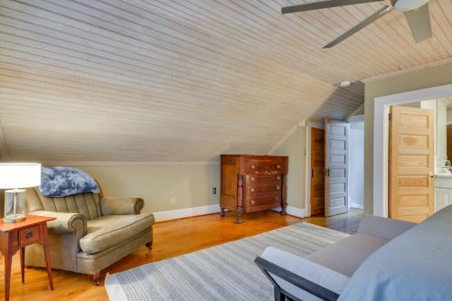 Una cama o camas en una habitación de Walk to Main St Historic High Point Carriage Home