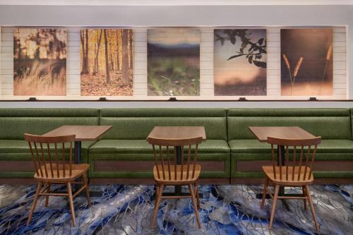 Posezení v ubytování Fairfield Inn & Suites by Marriott Charlotte Airport