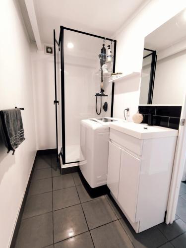 Ένα μπάνιο στο Lovely Private Studio Apartment