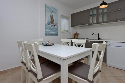 Apartments by the sea Kampor, Rab - 17396