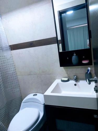 Ένα μπάνιο στο Alaqua 1000