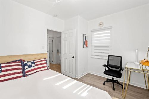 サンガブリエルにあるNear LA Cozy Home with Full Kitchen & Laundryのベッドと机と椅子のある寝室