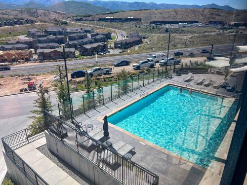 Bazén v ubytování Luxury Black Rock Resort Suite Unit A nebo v jeho okolí