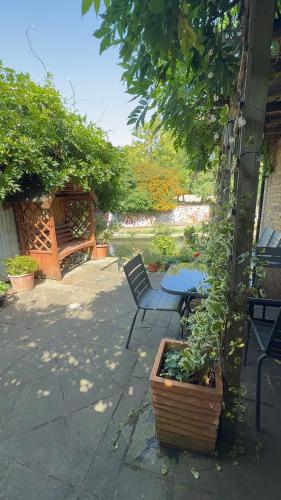 Amazing Location - City of London- 2 Bedroom Stunning Canal View House With Private Garden,Parking & Balcony photo 84