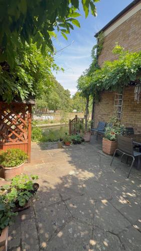 Amazing Location - City of London- 2 Bedroom Stunning Canal View House With Private Garden,Parking & Balcony photo 77