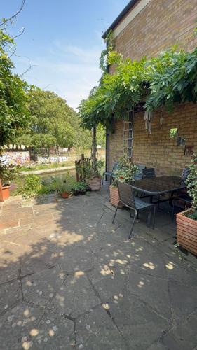 Amazing Location - City of London- 2 Bedroom Stunning Canal View House With Private Garden,Parking & Balcony photo 78