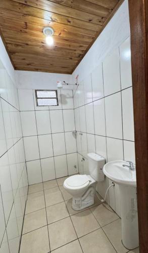ein Badezimmer mit Toilette und Waschbecken in der Unterkunft Chalet Amplio in Encarnación