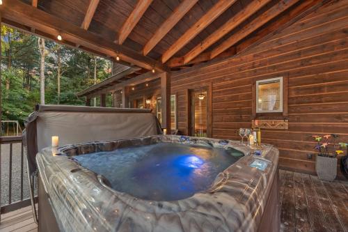 Φωτογραφία από το άλμπουμ του New 6BR Spa-Firepit-Pool Table-Arcade-Mini Golf σε Broken Bow