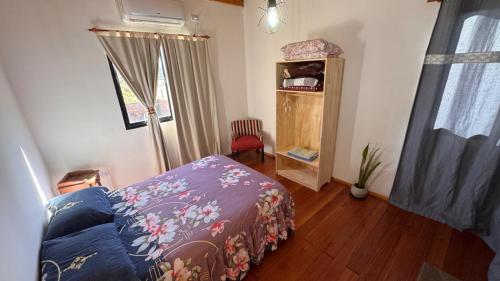 una piccola camera da letto con un letto e una finestra di Casa de Toto 3 habitaciones a Puerto Iguazú