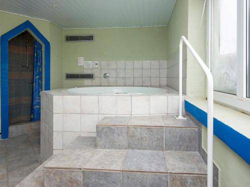 Un baño grande con bañera y ventana. en 10 person holiday home in Harboøre-By Traum, en Harboør