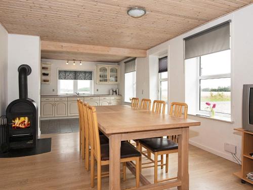 Η κουζίνα ή μικρή κουζίνα στο 12 person holiday home in Bredebro-By Traum