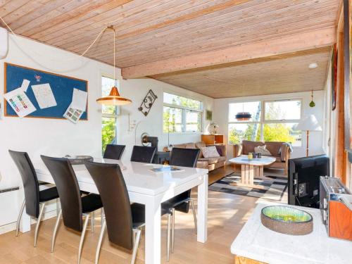 Ruang duduk di 5 person holiday home in Roslev-By Traum