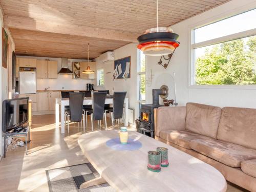 Ruang duduk di 5 person holiday home in Roslev-By Traum