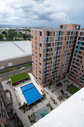 an aerial view of a apartment complex with a swimming pool at Apartamento Anuva con Parking, Alberca y SkyView in Guadalajara