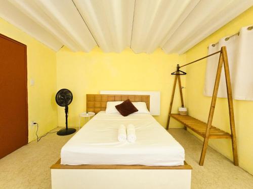 a bedroom with a bed with two white slippers on it at Dulce Vida - Casa con piscina a 200 mts de la Playa Punta Chame in Punta Chame