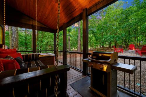 Galería fotográfica de 1BR Romantic Cabin in Broken Bow, Hot Tub, Fire Pit, Fireplace, Cozy Stay en Broken Bow