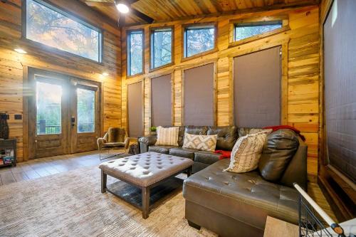 Un lugar para sentarse en 1BR Romantic Cabin in Broken Bow, Hot Tub, Fire Pit, Fireplace, Cozy Stay