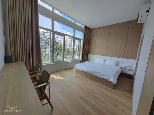 a bedroom with a bed and a large window at Thatico Homestay 2 in Thôn Mỹ Phước