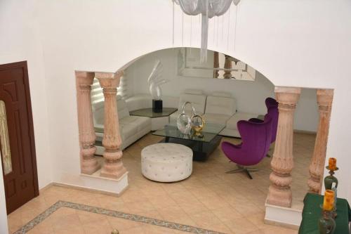 a living room with a couch and a table at Casa Cristales Oeste de Cali in Cali