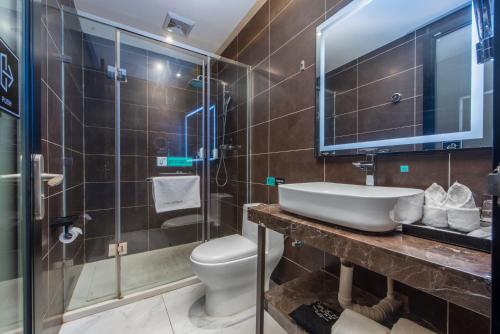 a bathroom with a sink and a toilet at 希岸酒店广州华南师范大学华景路地铁站店-广交会期间免费提供穿梭巴士Xana Hotelle Guangzhou Huajing Road Store-Free Shuttle Bus to Canton Fair Complex During Canton Fair Period in Guangzhou