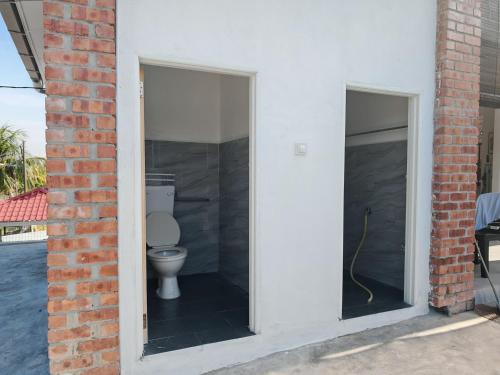 Bilik mandi di Rumah Adaminha, Roomstay with pool Simpang, Taiping