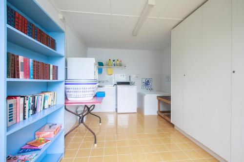 Una cocina o zona de cocina en Lake Edge Apartments