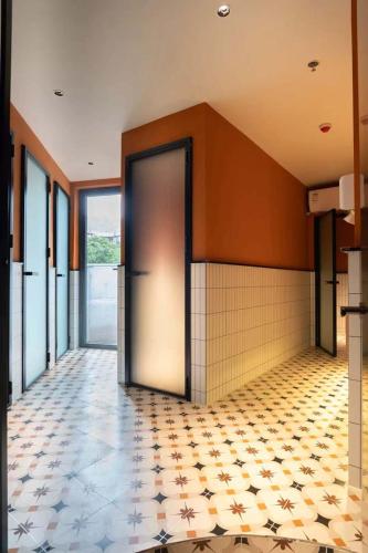 an elevator lobby with a tile floor and a door at Amic Girls' Hostel (Shenzhen Shekou Sea World) in Shenzhen