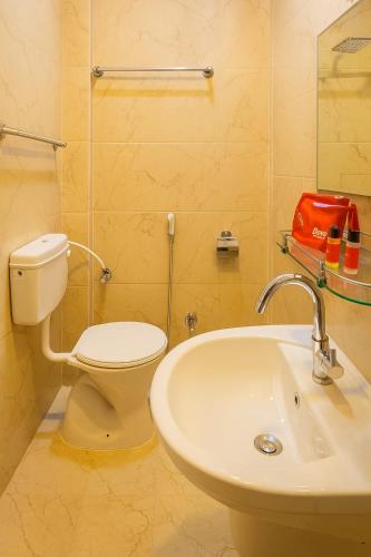 a bathroom with a toilet and a sink at Residence inn in Dīgha