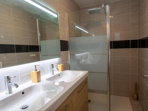 Maison confortable, charmante, jardin clos, proximité sites historiques - FR-1-616-177 في Saint-Front-la-Rivière: حمام مع حوض ودش