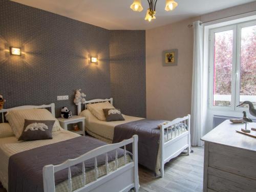 Maison confortable, charmante, jardin clos, proximité sites historiques - FR-1-616-177 في Saint-Front-la-Rivière: غرفة نوم للأطفال مع سريرين ونافذة