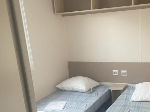Ένα ή περισσότερα κρεβάτια σε δωμάτιο στο Mobil-home à Argences en Aubrac - 6 pers, Terrasse - API-1-52-344