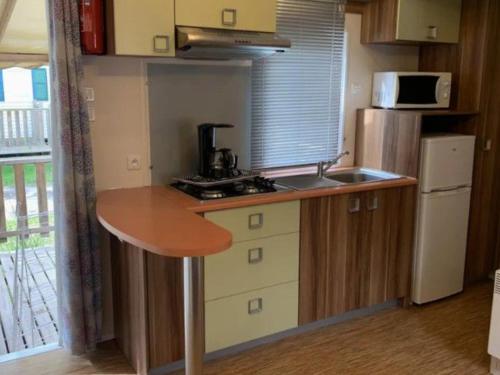 Gallery image of Mobil-home 5 pers avec terrasse à Argences-en-Aubrac - API-1-52-620 in Banes