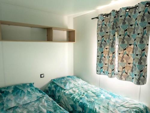 Postel nebo postele na pokoji v ubytování Mobil-home 2 chambres avec terrasse et salon de jardin - API-1-52-448