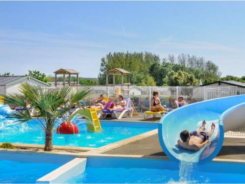 滨海布朗Mobil-home spacieux avec terrasse - 3 chambres - 6 personnes - API-1-52-452的一群人在水上乐园的游泳池里