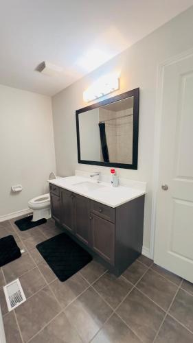 Ванная комната в Luxury Stay in a beautiful City Brampton