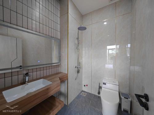 a bathroom with a toilet and a sink and a shower at Thatico Homestay 2 in Thôn Mỹ Phước