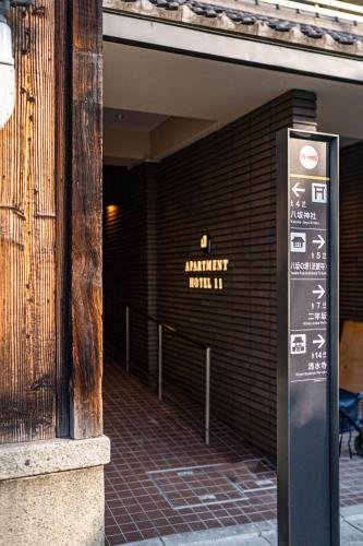 京都市にあるApartment Hotel 11 Yasakaの建物横の駐車計