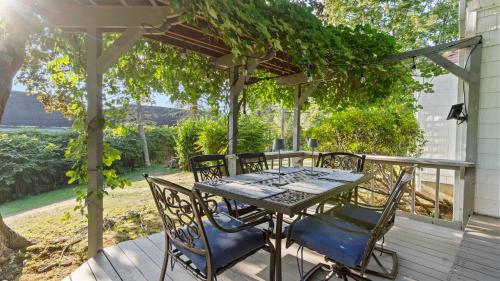 Κήπος έξω από το Pondfront Retreat Near Beaches