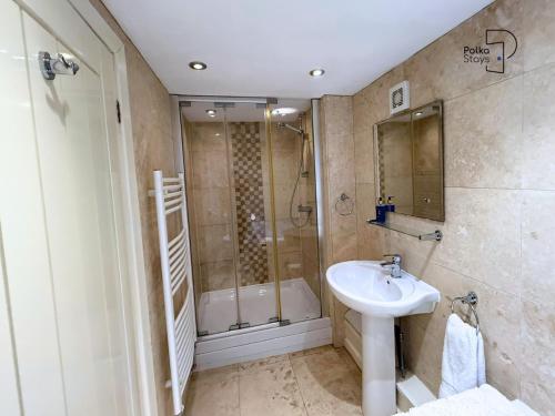 Koupelna v ubytování Old Corner Barn Lake District Escape by PolkaStays